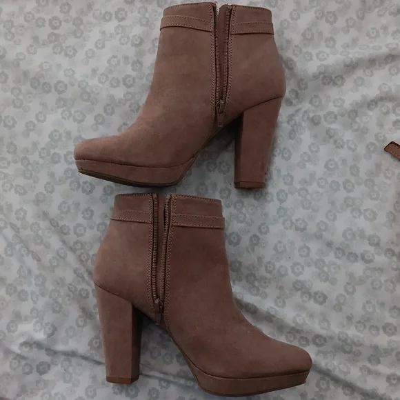 Cute tan suede boots - Picture 3 of 11